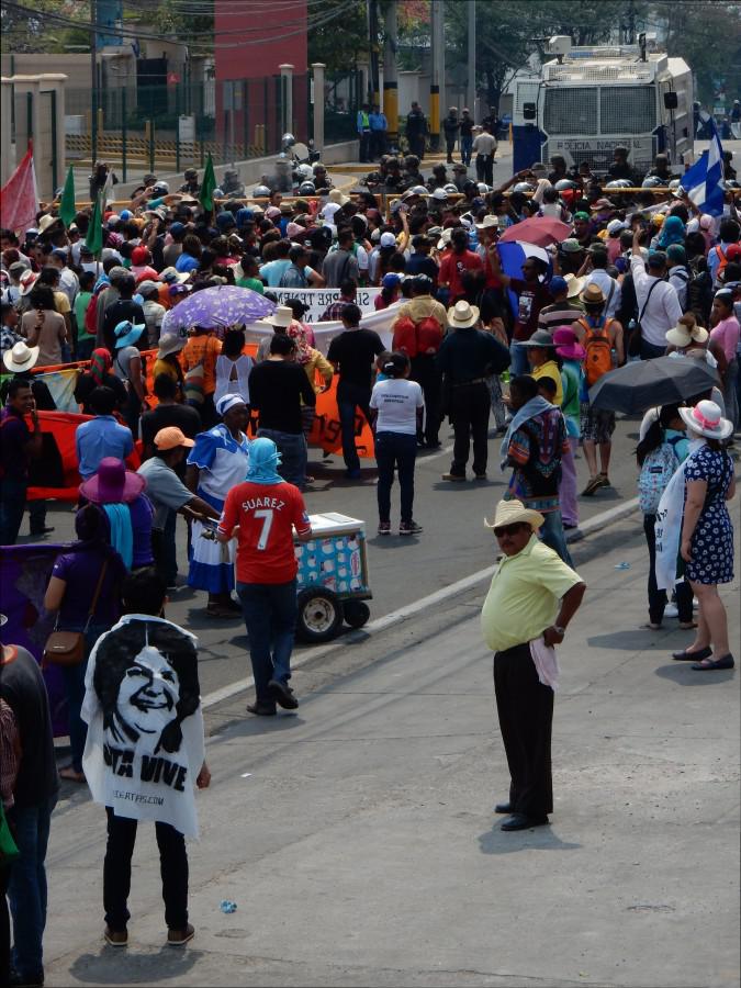Die friedlich Demonstrierenden werden vor der abgesperrten Straße zum honduranischen Präsidentschaftspalast mit einem Aufgebot von Wasserwerfern, Polizei und Militärpolizei empfangen