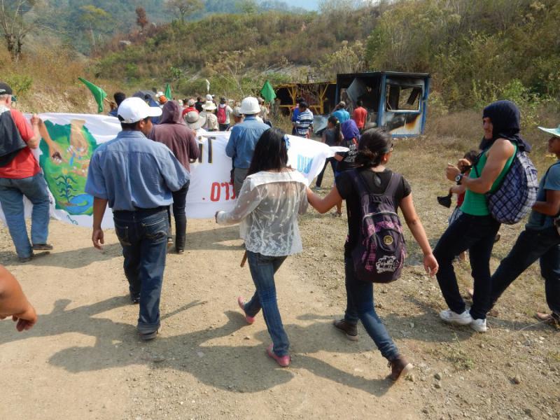 Auf dem Weg der angereisten Aktivisten zum Gualcarque-Fluss durch das verlassene Gelände passieren sie von der Betreiberfirma DESA zurückgelassene und später in Brand gesteckte Kontainer