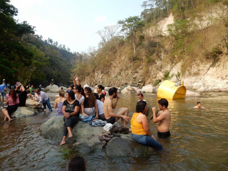 Ein gemeinsames Bad zu Ehren des Kampfes von Berta Cáceres im Gualcarque-Fluss. Erneuerbare Energien wie Wasserkraft haben sich für die de facto-Regierungen nach dem Putsch in Honduras im Jahre 2009 zu einer Finanzquelle entwickelt