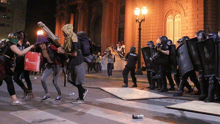 Die Polizei greift die Demonstrantinnen mit Gummigeschossen und Gas an