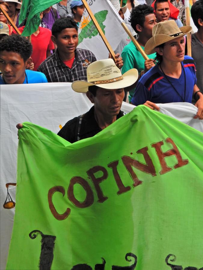Aktivisten von COPINH demonstrieren gegen den Mord an ihrer Koordinatorin. Nach ihrem Tod ermittelte die Staatsanwaltschaft in erster Linie gegen die Organisation, anstatt die Morddrohungen von Sicherheitspersonal von DESA zu verfolgen