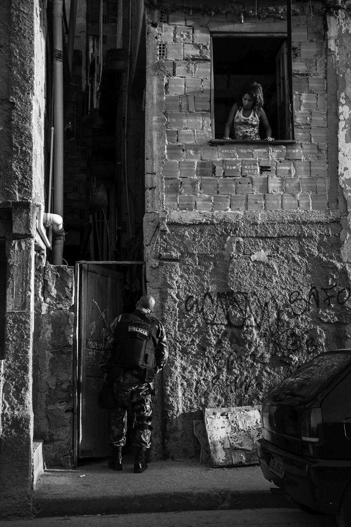 In den Favelas Nova Holanda und Parque União des Komplexes Maré benutzte das Militär kollektive Durchsuchungsbeschlüsse und wendete damit die gleichen Mittel an wie in den Jahren der Militärdiktatur (30.03.2014) In den Favelas Nova Holanda und Parque União des Komplexes Maré benutzte das Militär kollektive Durchsuchungsbeschlüsse und wendete damit die gleichen Mittel an wie in den Jahren der Militärdiktatur (30.03.2014)