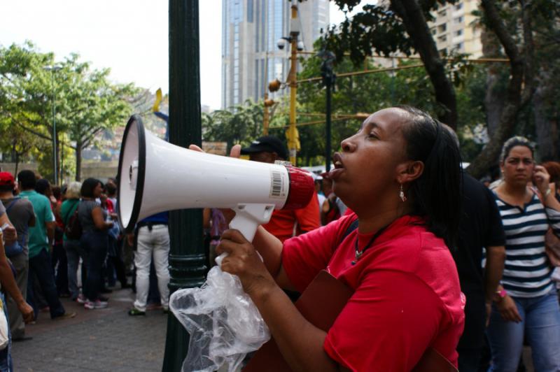 In Parolen erinnern die Demonstrierenden daran, dass die Wohnungen und Häuser von Chavistas gebaut wurden und der Bevölkerung gehören In Parolen erinnern die Demonstrierenden daran, dass die Wohnungen und Häuser von Chavistas gebaut wurden und der Bevölkerung gehören