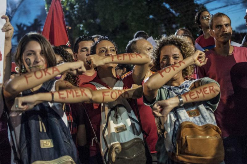 "Temer raus" - fordern diese Frauen