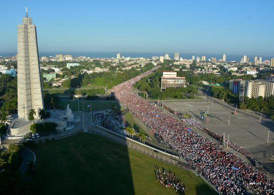Hunderttausende zogen zum Platz der Revolution in Havanna.