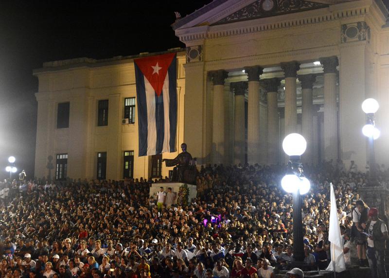 Die Gedenkveranstaltung fand auf den Treppen und dem Vorplatz der Universität von Havanna statt, wo Castro einst studiert hatte