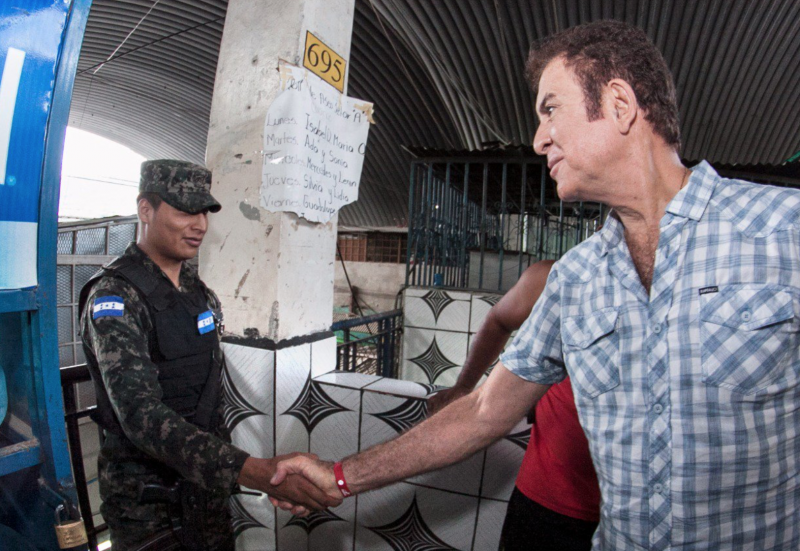 Salvador Nasralla, der Kandidat der Opposition in Honduras, sucht Kontakt zur Armee