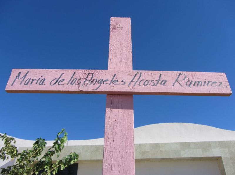 Kreuz mit dem Namen einer Ermordeten am offiziellen Gedenkort, der nach der Verurteilung Mexikos durch den Interamerikanischen Menschenrechtsgerichtshof wegen Vereitelung der Aufklärung der Frauenmorde entstanden ist