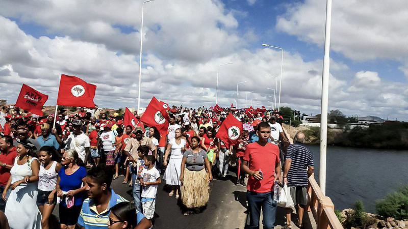 Aktivisten der Landlosenbewegung MST und Indigene demonstrieren gemeinsam in Paulo Afonso