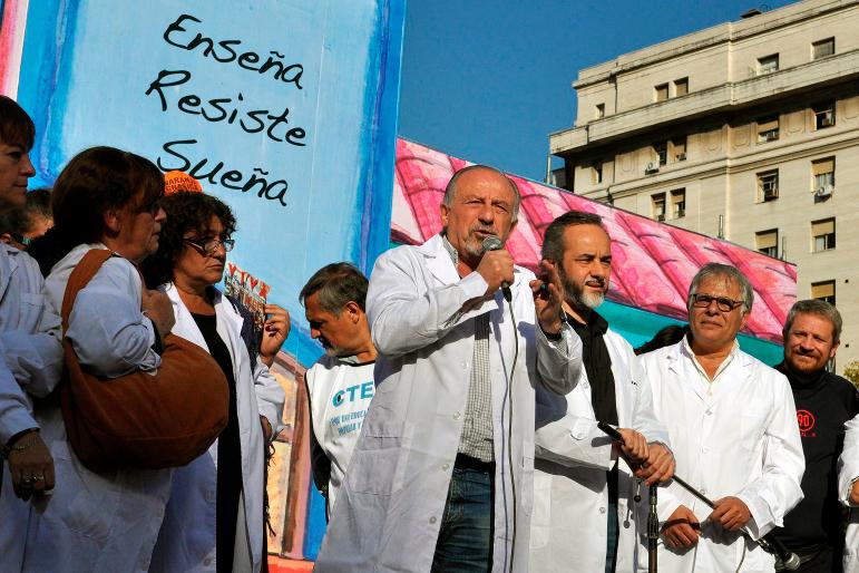 Protest des Lehrpersonals vor dem Nationalkongress in Buenos Aires, Argentinien