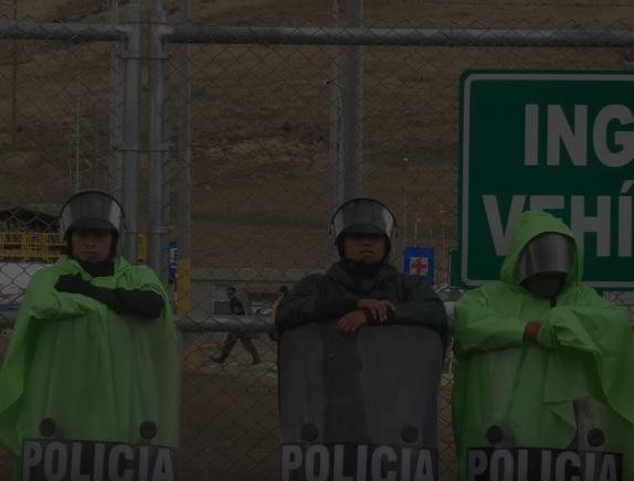 Peruanische Polizisten im Einsatz für den Bergbaukonzern Hudbay (Screenshot aus "Fraude de Flin Flon")