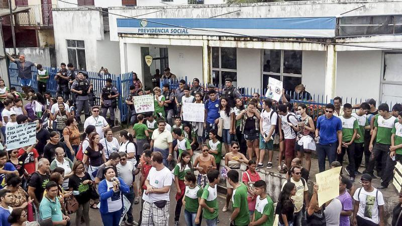 Lehrer und Schüler in Tefé streiken gemeinsam gegen Kürzungen im Bildungsbereich
