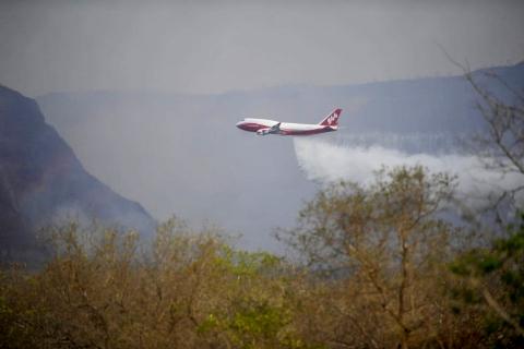 Das von der Regierung Morales in den USA gemietete größte Löschflugzeug der Welt, der «Supertanker Boing-544» im Einsatz in der brennenden Region Chiquitania