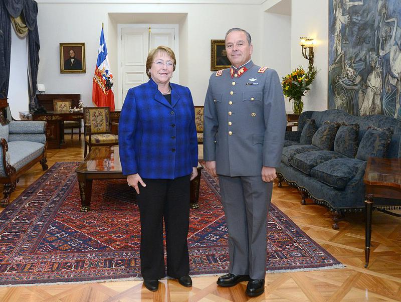 Während der 2. Amtszeit von Präsidentin Michelle Bachelet war Oviedo Oberbefehlshaber der chilenischen Streitkräfte