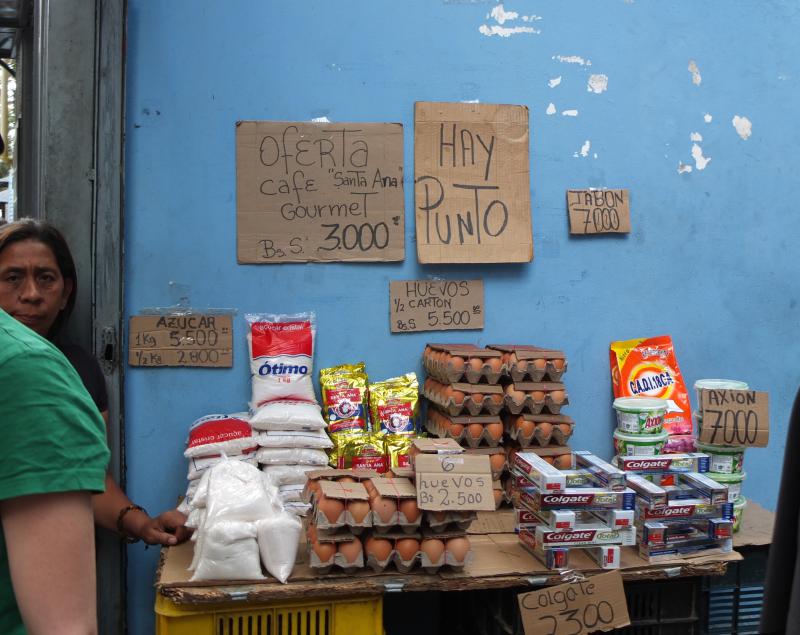 Bei einem Mindestlohn von 18.000 Bolívares sind die Preise für Eier, Zucker, Kaffee und Waschmittel bei dieser Straßenverkäuferin enorm hoch. Fleisch hingegen ist seit Monaten gleichbleibend günstig, allerdings stehen an den Verkaufsstellen lange Schlangen