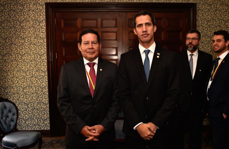 Der brasilianische Vize-Präsident Hamilton Mourão hat Zweifel ob des Vorgehens von Parlamentspräsident Juan Guaidó in den letzten Tagen (hier bei einem Treffen der beiden im Februar)
