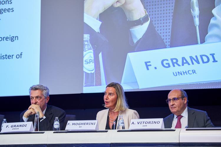 Filippo Grandi, UN-Flüchtlingskommissar der Vereinten Nationen (links), EU-Außenbeauftrage Mogherini und der Generaldirektor der IOM, António Vitorino auf dem Podium der Konferenz