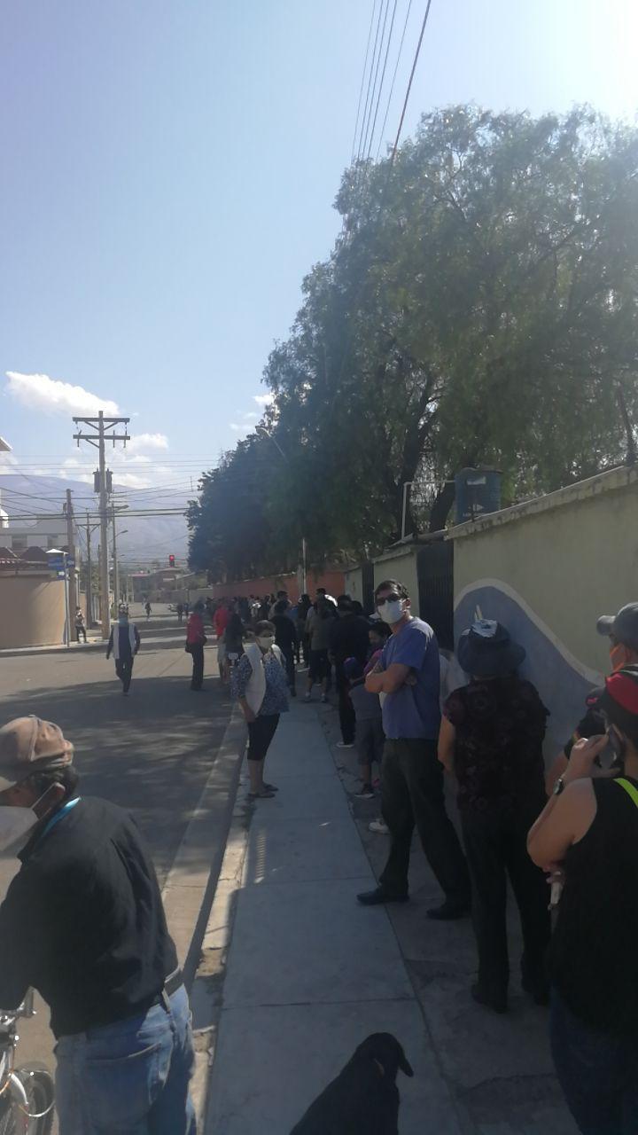Schlange vor Wahllokal in Cochabamba
