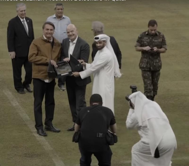 Infantino (FIFA), Bolsonaro und Scheich Tamim bin Hamad al-Thanibei vom Emirat Katar beim Rasenspiel