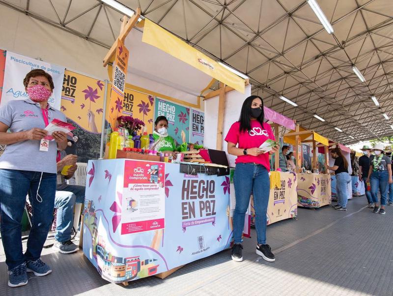 An Marktständen werden Produkte verschiedener Genossenschaften ehemaliger Farc-Kämpfer:innen verkauft