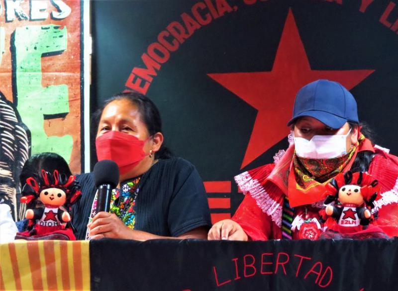 Marichuy (links), spricht bei einem der öffentlichen Treffen in Mexiko-Stadt, die die Karawane veranstaltete