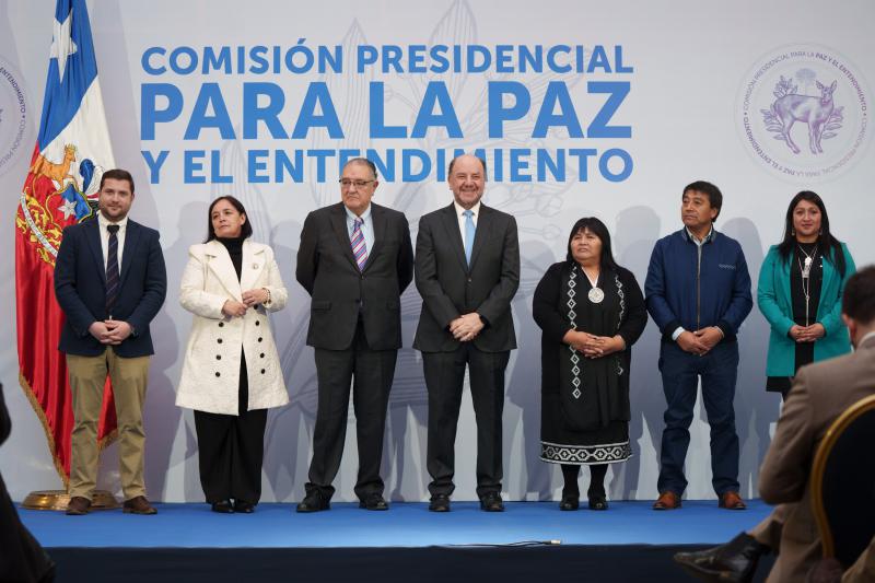 Die Kommission (v.l.n.r.): Sebastián Naveillán, Carmen Gloria Aravena, Francisco Huenchumilla, Alfredo Moreno, Emilia Nuyado, Adolfo Millabúr und Gloria Callupe. Es fehlt Juan Pablo Lepin