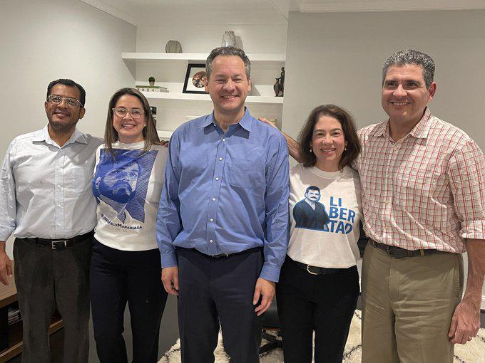 Die freigelassenen Gefangenen Félix Maradiaga (links) und Juan Sebastián Chamorro (rechts) mit Ehefrauen und ihrem Anwalt Jared Genser (Mitte) in den USA