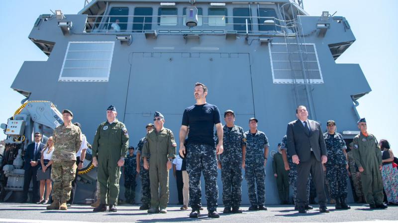 Mileis Verteidigungsminister Luis Petro beim Truppenbesuch am Marinestützpunkt Mar del Plata