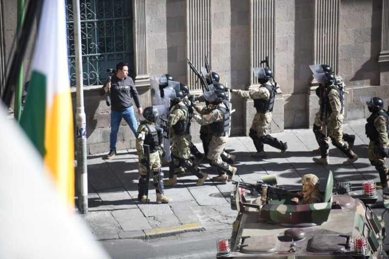 Soldaten und Panzer vor dem Regierungssitz "Casa del pueblo" in La Paz