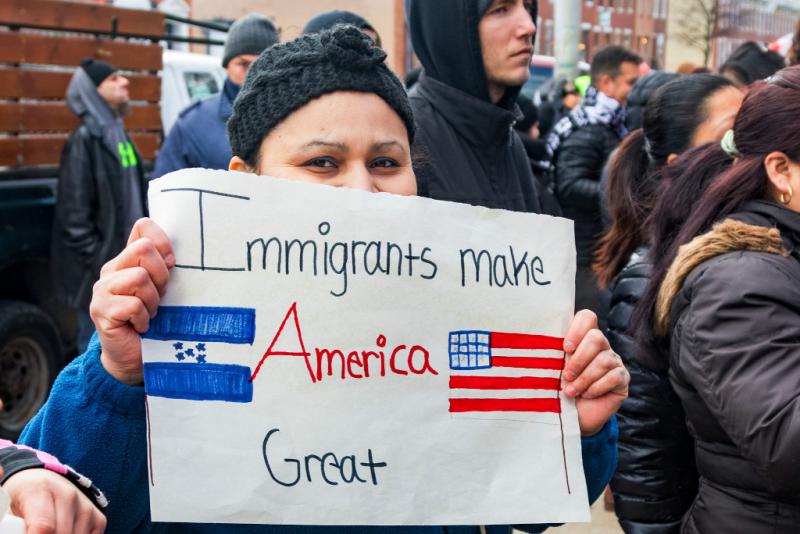 "Einwanderer machen die USA groß": Honduranische Immigrantin bei einer Demonstration in Baltimore gegen die Politik von Donald Trump (2017)
