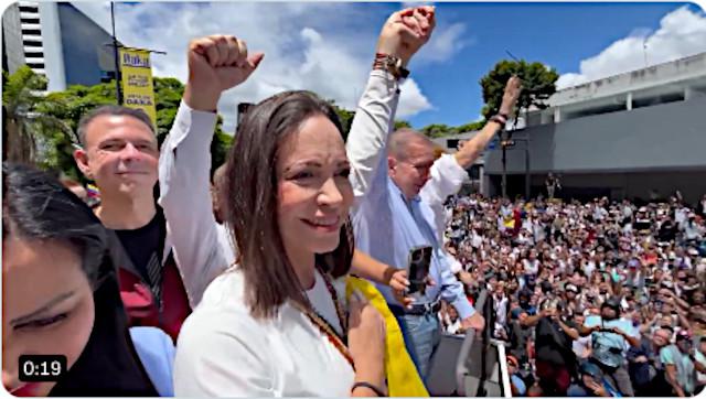 Machado und González vor dem UNO-Gebäude in Los Palos Grandes, Stadtbezirk Chacao