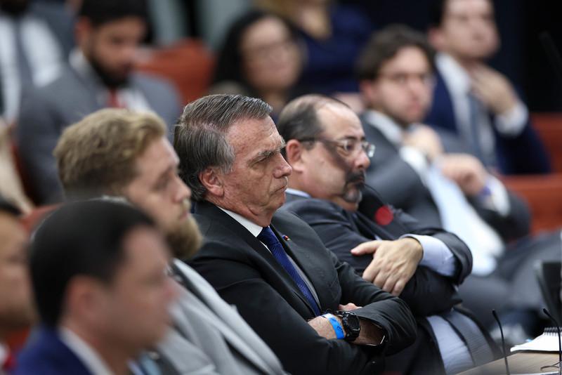 Bolsonaro (Bildmitte) beim Verhör der Angeklagten im Putschprozess