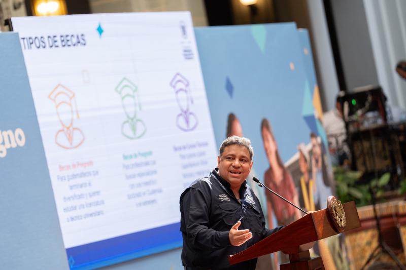 Carlos Mendoza bei der Vorstellung des Stipendienprogrammes