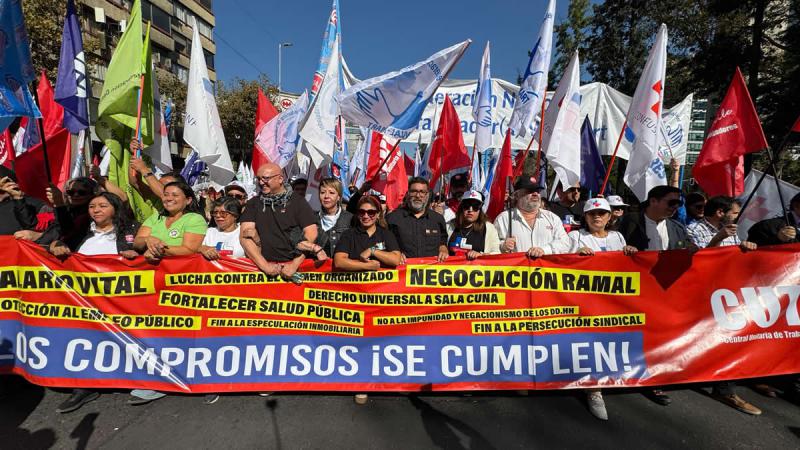 Vorstand der CUT führt Gewerkschaftsdemo in Santiago an