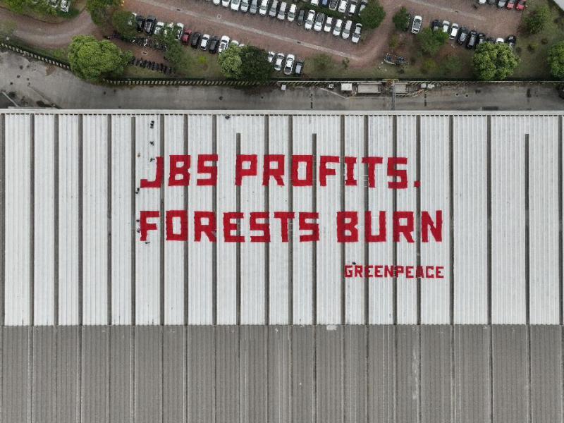 "JBS Profite - Brennende Wälder", Protest von Greenpeace gegen den Fleischkonzern JBS