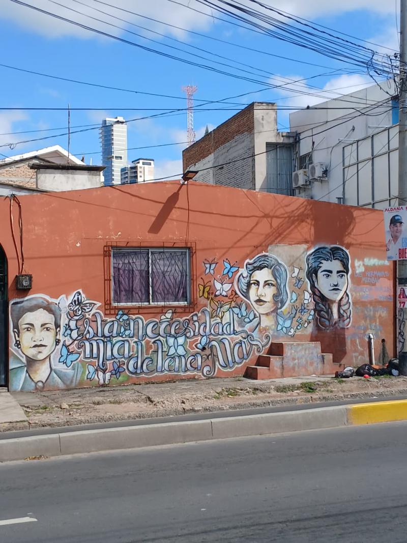 Wandgemälde in Gedenken an Las Mariposas in Tegucigalpa, Honduras