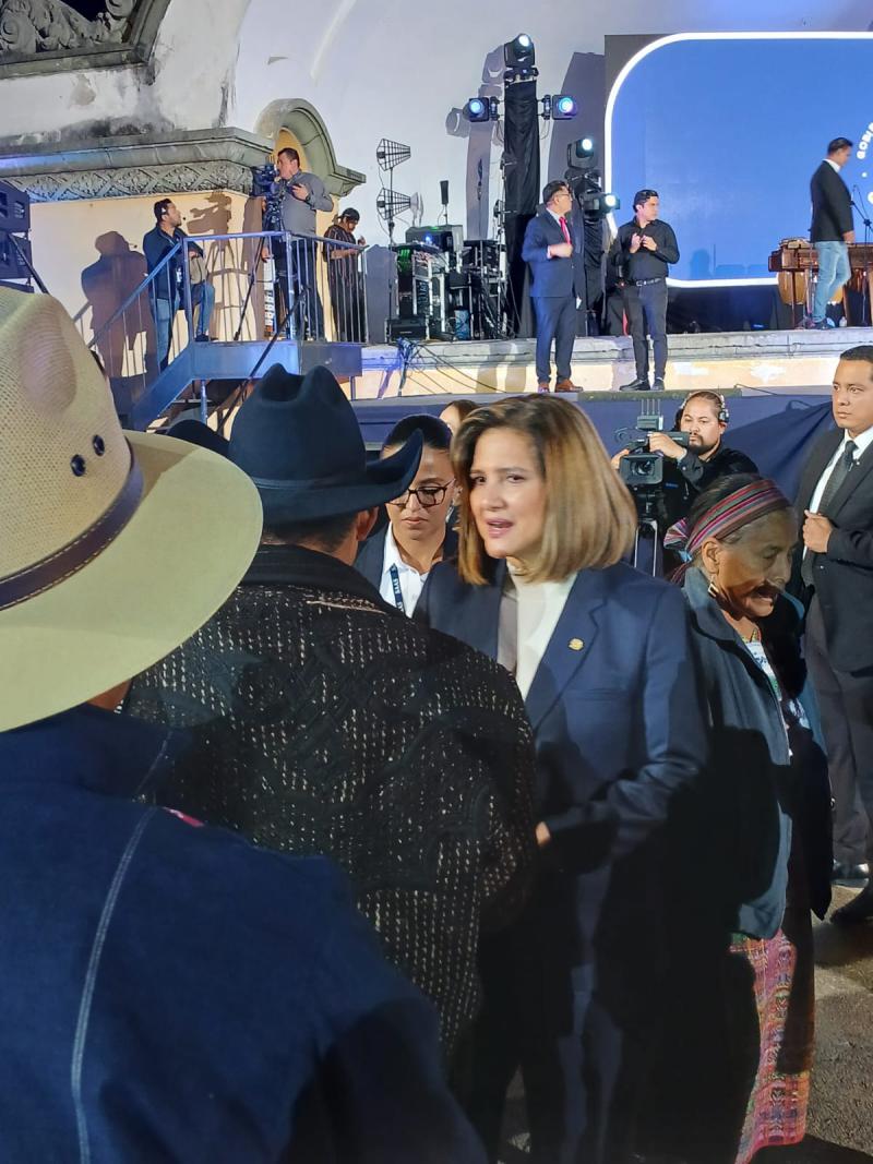 Nach 500 Jahren Rassismus und Ausgrenzung ändert sich das Verhalten gegenüber den indigenen Völkern langsam: Vizepräsidentin Karin Herrera bei der Vorstellung des Regierungsberichts im Gespräch mit indigenen Bürgermeistern aus Sololá