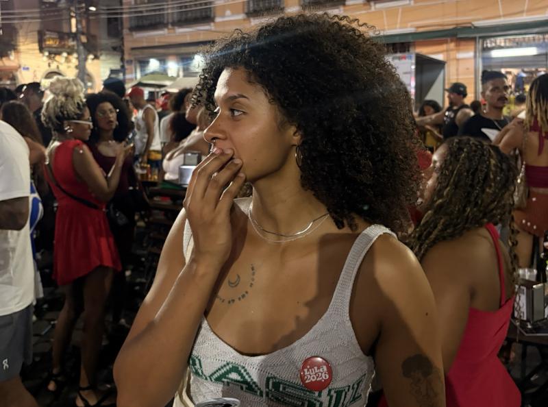 Lula-Unterstützerin verfolgt die Wahlergebnisse in Rio de Janeiro.