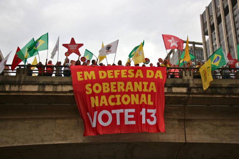 Anhänger des Präsidentschaftskandidaten Lula da Silva zeigen seine Wahlnummer: "Zur Verteidigung der nationalen Souveränität: Wählt 13"