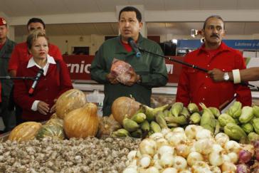 Handelsministerin Edmée Betancourt und Präsident Hugo Chávez