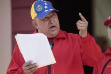 "ein reiner Roman": Hugo Chávez mit dem Artikel des El Nuevo Herald Hugo Chávez mit dem Artikel des El Nuevo Herald