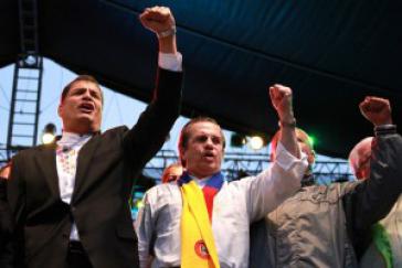 Correa bei der Kundgebung: "Keine Patrone wird diese Revolution zu Fall bringen". Die Bevölkerung werde sie weiter verteidigen Correa bei der Kundgebung