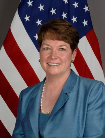 Muss gehen: US-Botschafterin Heather Hodges Portrait der US-Botschafterin Heather Hodges vor einer US-Flagge