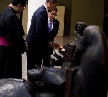 Symbolträchtige Geste: US-Präsident Obama zündet gemeinsam mit Funes eine Kerze für Romero an.