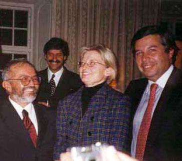 Zu Gesprächen im Februar 2000 in Stockholm: Raúl Reyes und Victor Ricardo, der Vertreter der Regierung Pastrana, mit der schwedischen Außenministerin Anna Lindh Zu Gesprächen im Februar 2000 in Stockholm: Raúl Reyes und Victor Ricardo, der Vertreter der Regierung Pastrana, mit der schwedischen Außenministerin Anna Lindh