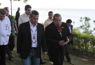 Hugo Chávez und Ollanta Humala bei den Gesprächen am Orinoco. Hinter Humala ist Venezuelas Außenminister Nicolas Maduro zu sehen, links neben ihm sein peruanischer Amtskollege Rafael Roncagliolo Chavez und Humala am Orinoco