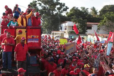 Hugo Chávez (gelbes Hemd) bei einer Wahlkampfveranstaltung in Barquisimeto im Bundesstaat Lara Hugo Chávez (gelbes Hemd) bei einer Wahlkampfveranstaltung in Barquisimeto im Bundesstaat Lara