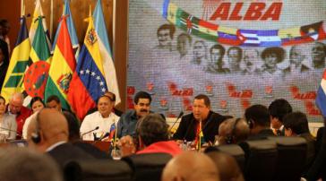 Gastgeber Hugo Chávez mit seinen Amtskollegen und Außenminister Maduro (l.) im Präsidentenpalast in Caracas ALBA-Vertreter im Präsidentenpalast in Caracas