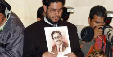 Iván Cepeda mit einem Bild seines 1994 ermordeten Vaters, dem Kommunisten und Mitglied der Unión Patriótica, Manuel Cepeda Iván Cepeda mit einem Bild seines 1994 ermordeten Vaters, dem Kommunisten und Mitglied der Unión Patriótica, Manuel Cepeda