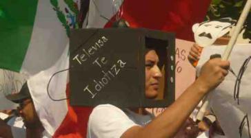 Bei einer Demonstration der Bewegung #YoSoy132: "Televisa verblödet dich" Bei einer Demonstration der Bewegung #YoSoy132: "Televisa verblödet dich"